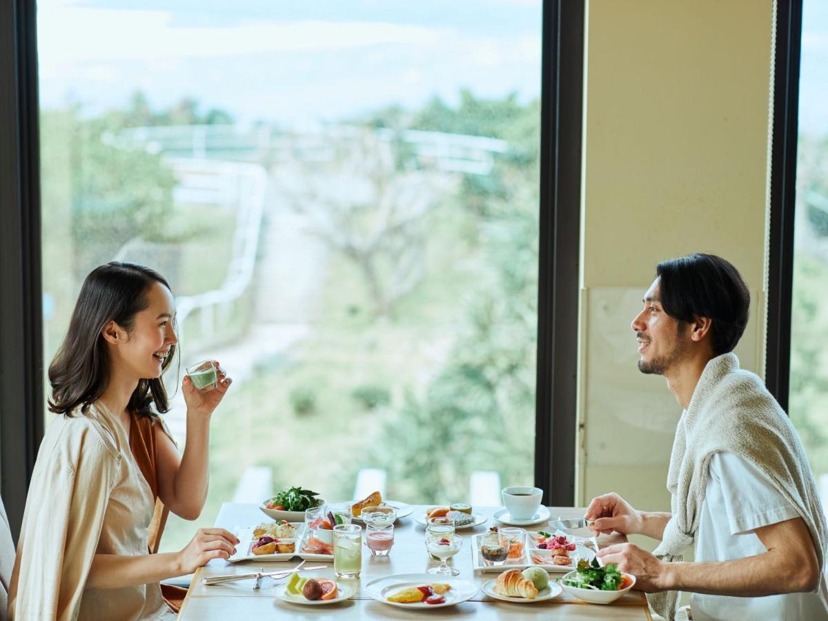 โรงแรม นิกโกะ อลิวิล่า โยมิตัน ภายนอก รูปภาพ A couple dining at the hotel