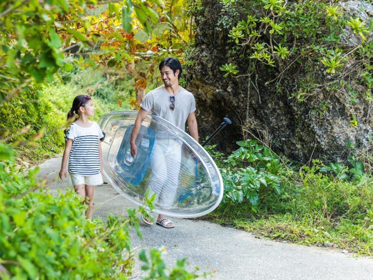 โรงแรม นิกโกะ อลิวิล่า โยมิตัน ภายนอก รูปภาพ A couple walking with a bubble tent